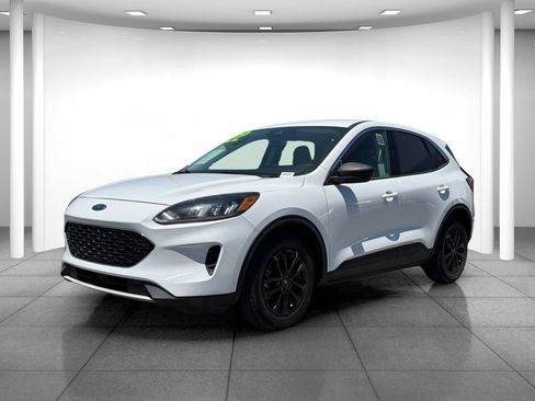 Used 2022 Ford Escape SE FWD image 2