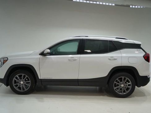 Used 2024 GMC Terrain SLT image 4