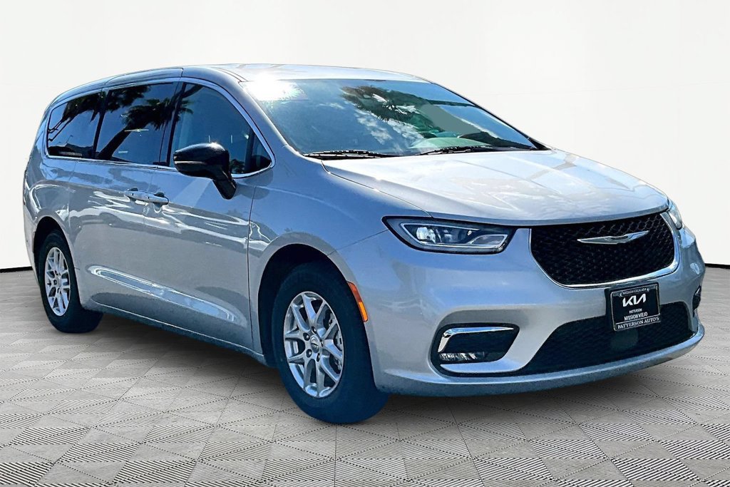 Used 2024 Chrysler Pacifica Touring-L FWD image 5