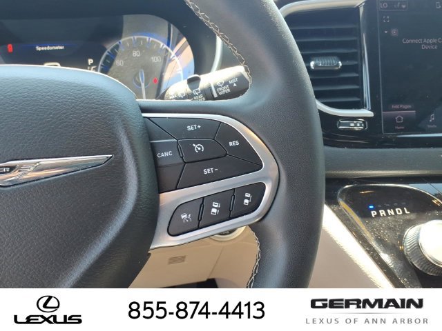 Used 2024 Chrysler Pacifica Touring-L FWD image 17