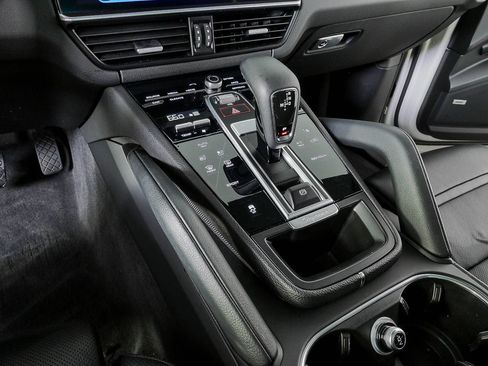 Certified 2022 Porsche Cayenne AWD/4WD image 19