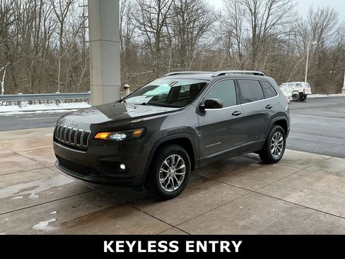 Used 2019 Jeep Cherokee Latitude Plus w/ Comfort/Convenience Group image 3