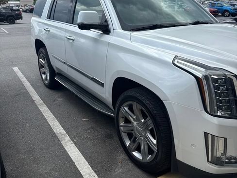 Used 2018 Cadillac Escalade Luxury AWD/4WD image 3