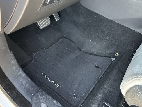 Used 2019 Land Rover Range Rover Velar R-Dynamic SE image 18