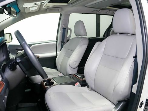 Used 2016 Toyota Sienna Limited Premium FWD image 15