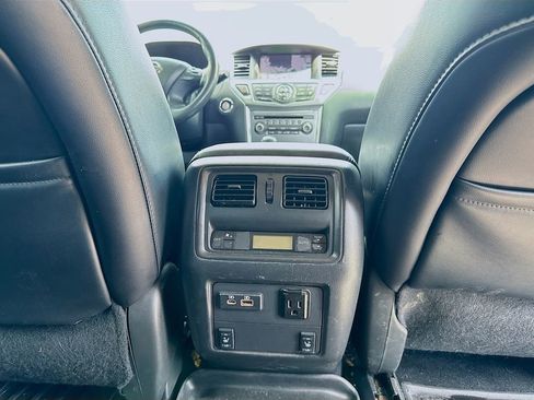 Used 2019 Nissan Pathfinder SL FWD image 18