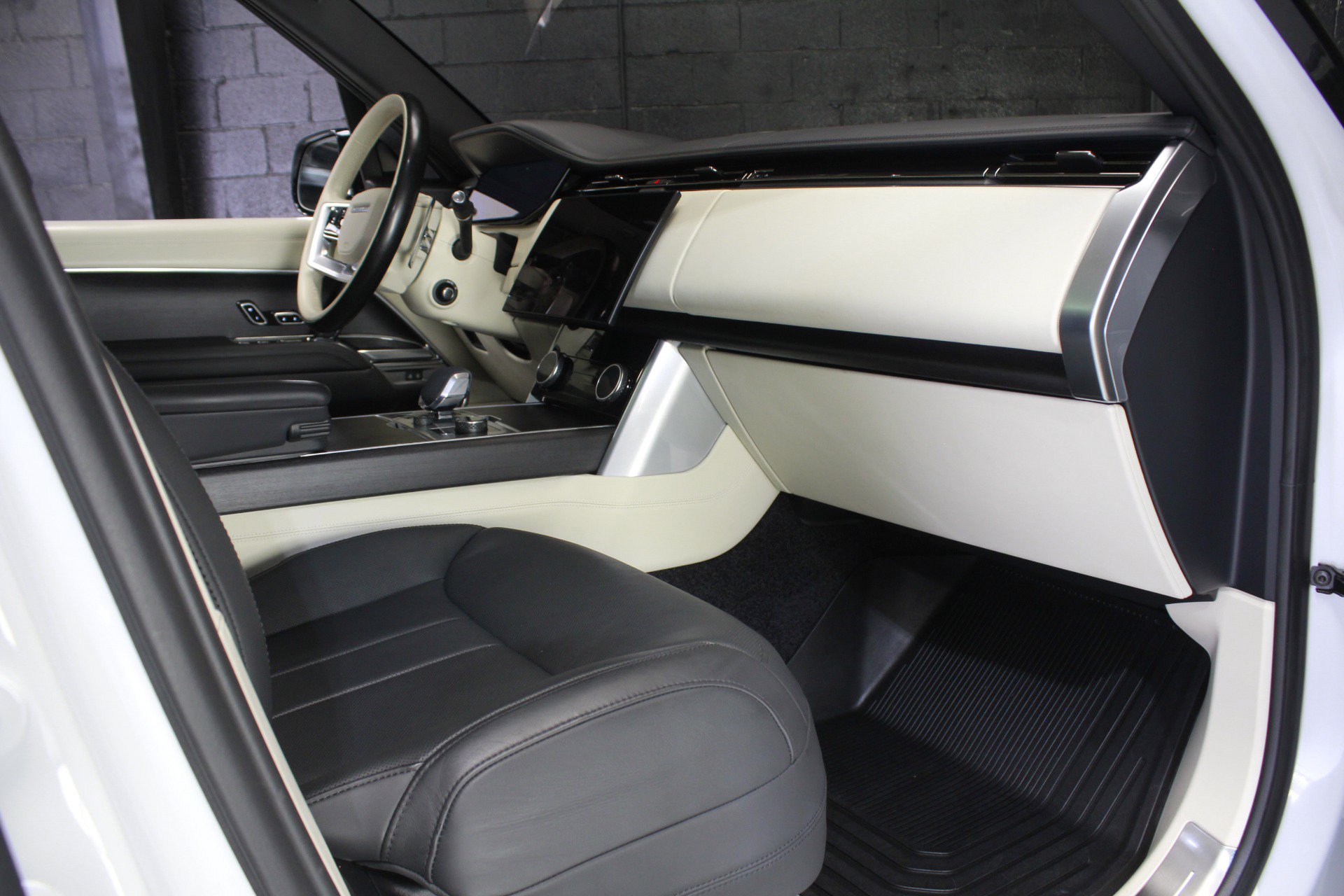 Used 2023 Land Rover Range Rover Long Wheelbase Autobiography AWD/4WD image 58