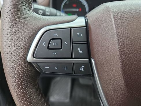 Used 2023 Toyota Sienna Platinum AWD/4WD image 22