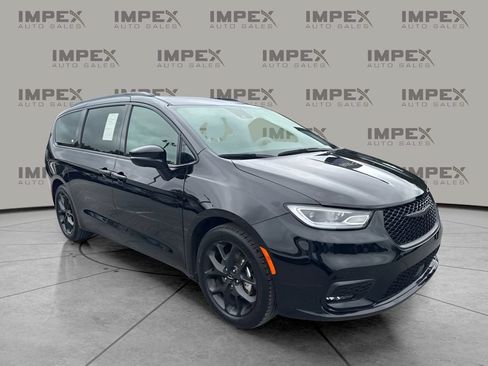 Used 2025 Chrysler Pacifica Limited FWD image 4