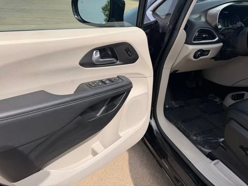 Used 2024 Chrysler Pacifica Touring-L FWD image 13