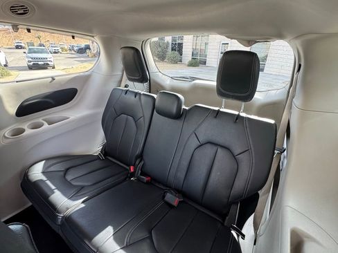 Used 2022 Chrysler Pacifica Touring-L FWD image 32