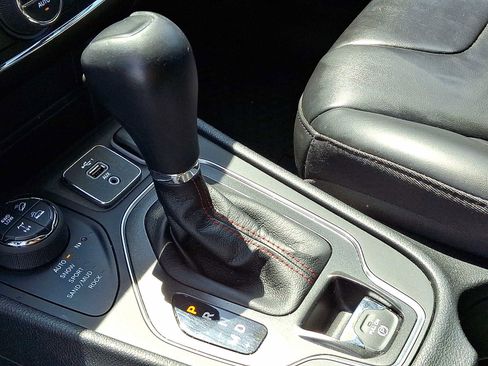 Used 2022 Jeep Cherokee Trailhawk AWD/4WD image 14