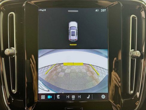 Used 2023 Volvo XC40 B4 Core w/ Convenience Package image 15