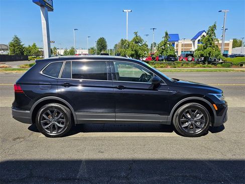 Used 2024 Volkswagen Tiguan SE w/ Panoramic Sunroof Package image 4