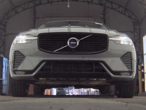 Used 2025 Volvo XC60 B5 Plus AWD/4WD image 2