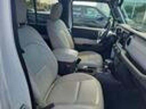 Used 2022 Jeep Gladiator Overland AWD/4WD image 9