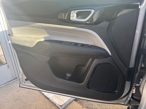 Used 2025 Jeep Compass Limited image 18