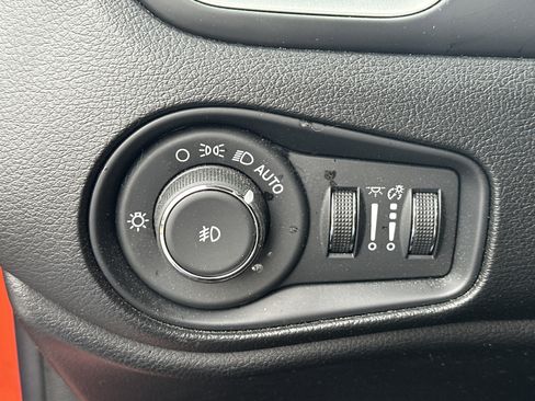 Used 2019 Jeep Renegade Latitude image 24