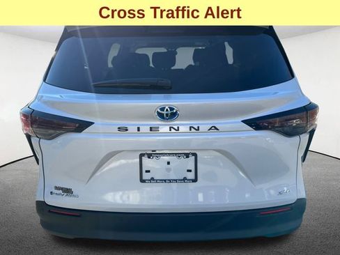Used 2025 Toyota Sienna XLE image 10