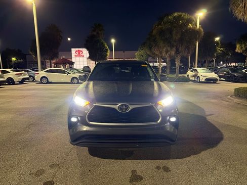 Used 2022 Toyota Highlander LE FWD image 5