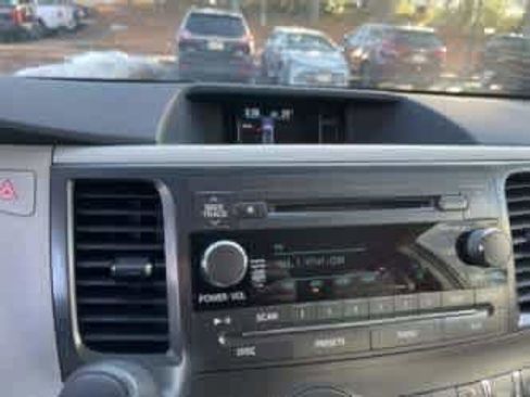 Used 2013 Toyota Sienna LE w/ Towing Pkg image 13