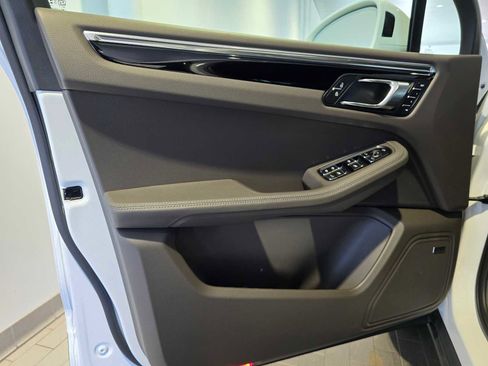 Used 2025 Porsche Macan image 22