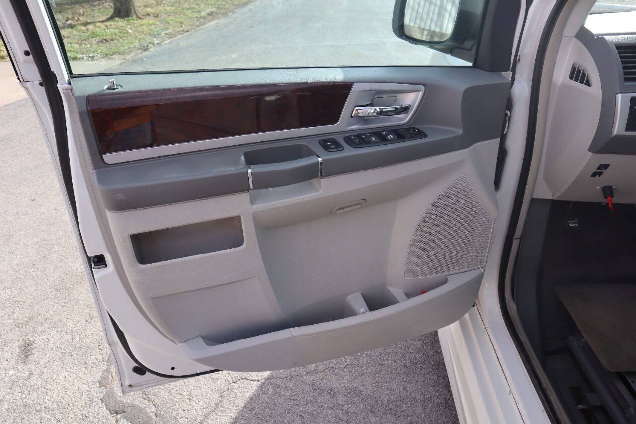 Used 2010 Chrysler Town & Country Touring FWD image 31