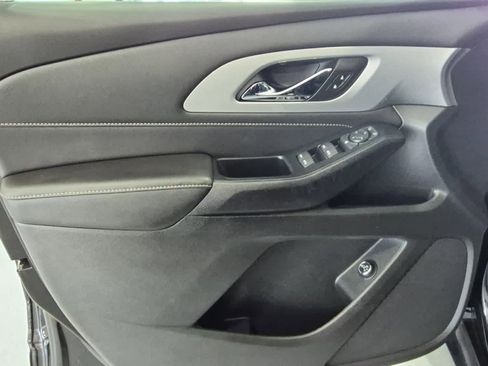 Used 2022 Chevrolet Traverse LT image 11