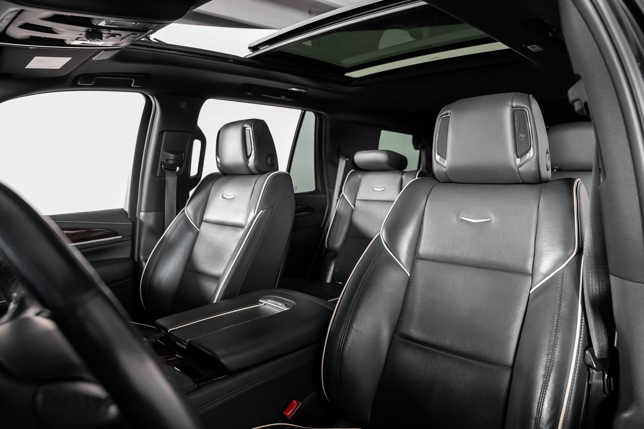 Used 2021 Cadillac Escalade Premium Luxury w/ LPO, Radiant Package AWD/4WD image 3