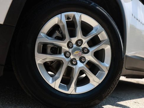 Used 2021 Chevrolet Traverse LS FWD image 3