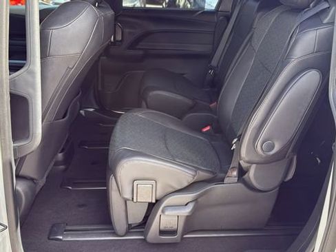 Used 2025 Toyota Sienna Limited image 17