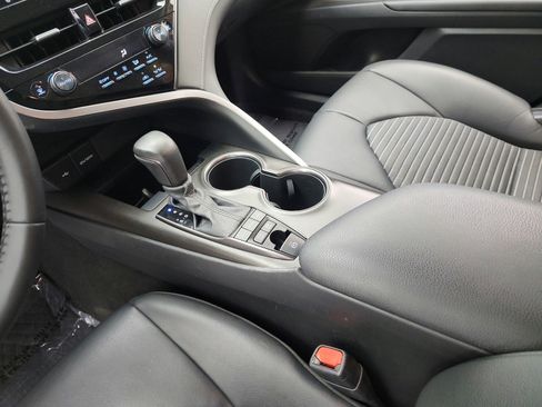 Used 2021 Toyota Camry SE FWD image 11