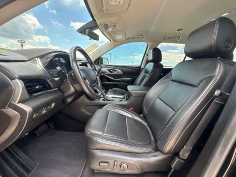 Used 2021 Chevrolet Traverse RS FWD image 2