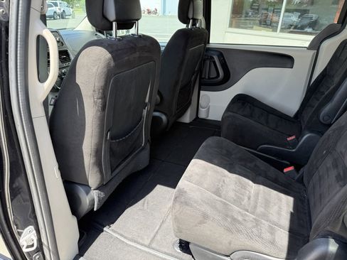 Used 2016 Dodge Grand Caravan SXT FWD image 12