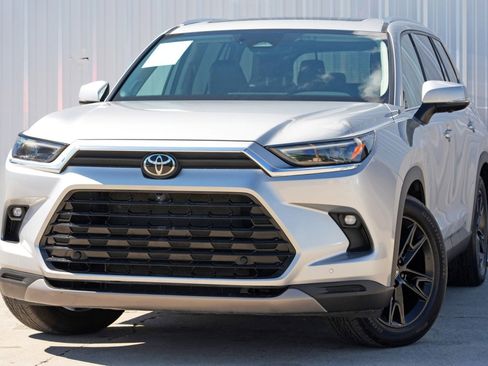 Used 2024 Toyota Grand Highlander Limited image 3