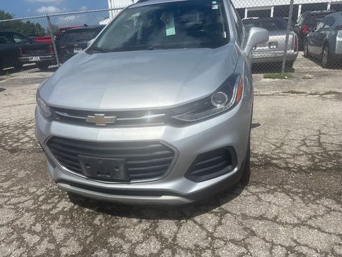 Used 2019 Chevrolet Trax LT w/ LT Convenience Package FWD image 2