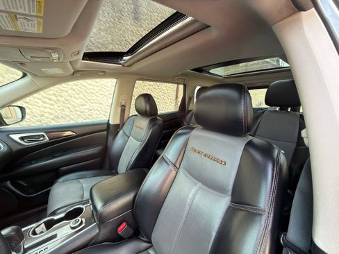 Used 2019 Nissan Pathfinder SL AWD/4WD image 15