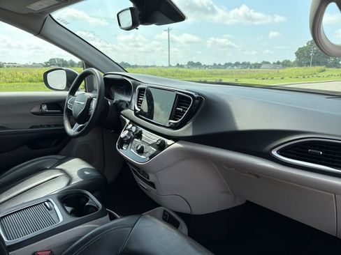 Used 2023 Chrysler Pacifica Touring-L FWD image 15