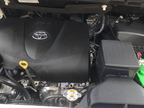 Used 2018 Toyota Sienna LE w/ Carpet Mat Package FWD image 7