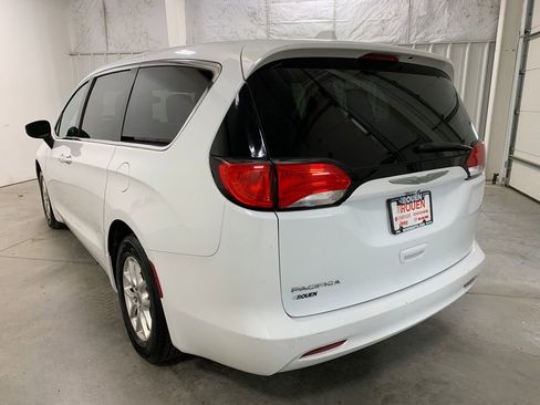 Used 2017 Chrysler Pacifica Touring FWD image 24