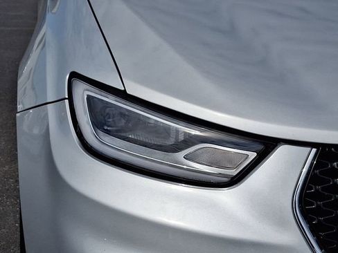 Used 2024 Chrysler Pacifica Touring-L FWD image 9