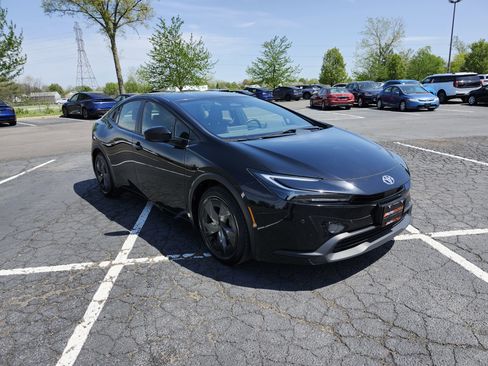 Used 2024 Toyota Prius LE image 3