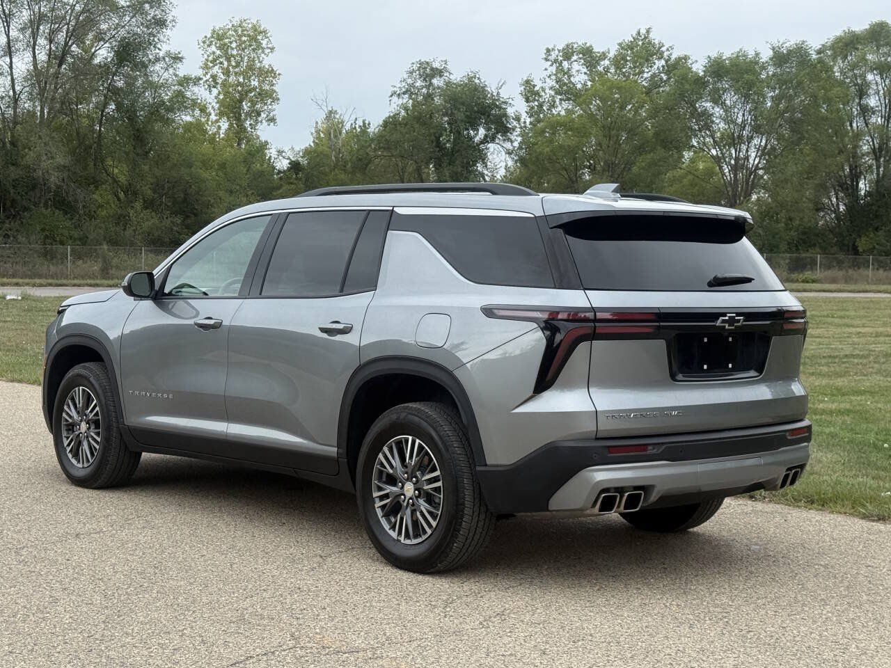 Used 2026 Chevrolet Traverse LT w/ LPO, Floor Liner Package AWD/4WD image 8