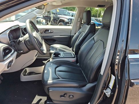 Used 2023 Chrysler Pacifica Touring-L FWD image 14
