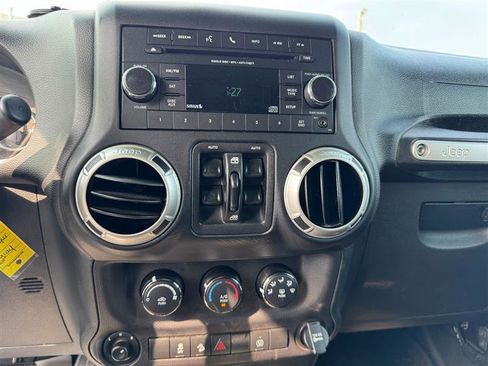 Used 2017 Jeep Wrangler Unlimited Sahara w/ Connectivity Group image 31