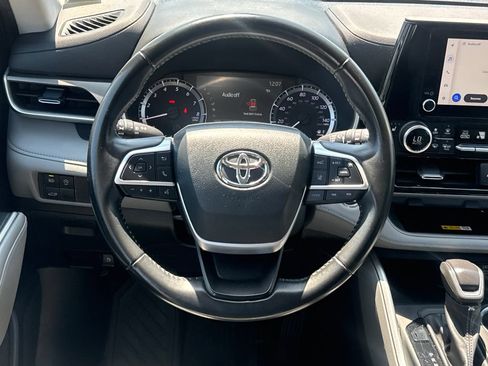 Used 2023 Toyota Highlander XLE AWD/4WD image 12