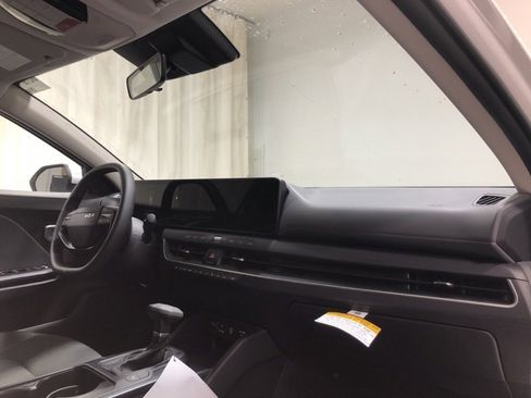 New 2025 Kia K4 LX image 13