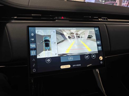 Used 2025 Land Rover Range Rover Sport image 32