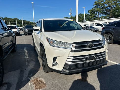 Used 2017 Toyota Highlander Plus AWD/4WD image 6