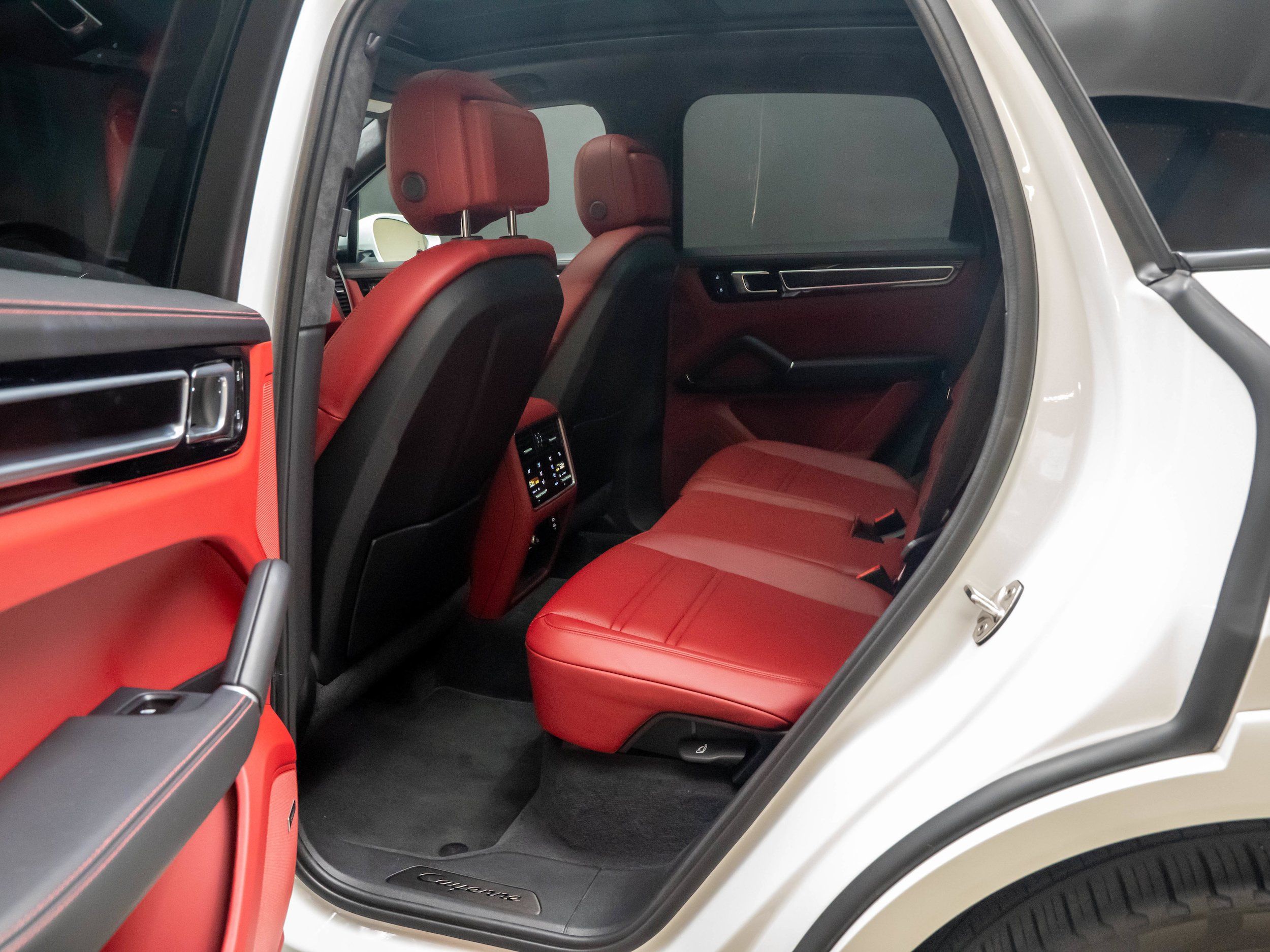 Certified 2023 Porsche Cayenne GTS AWD/4WD image 33